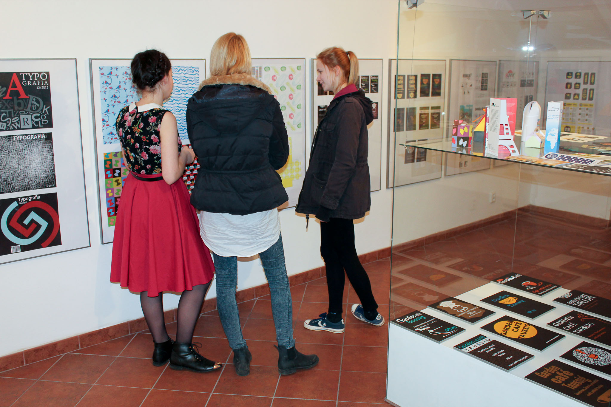 CO SEM GDE VYP?; výstava prací žáků třetího ročníku oboru grafický design; předměty Grafický design a Výtvarná příprava; galerie školy na Maltézském náměstí 16. od 11. 2. do 14. 3. 2014
