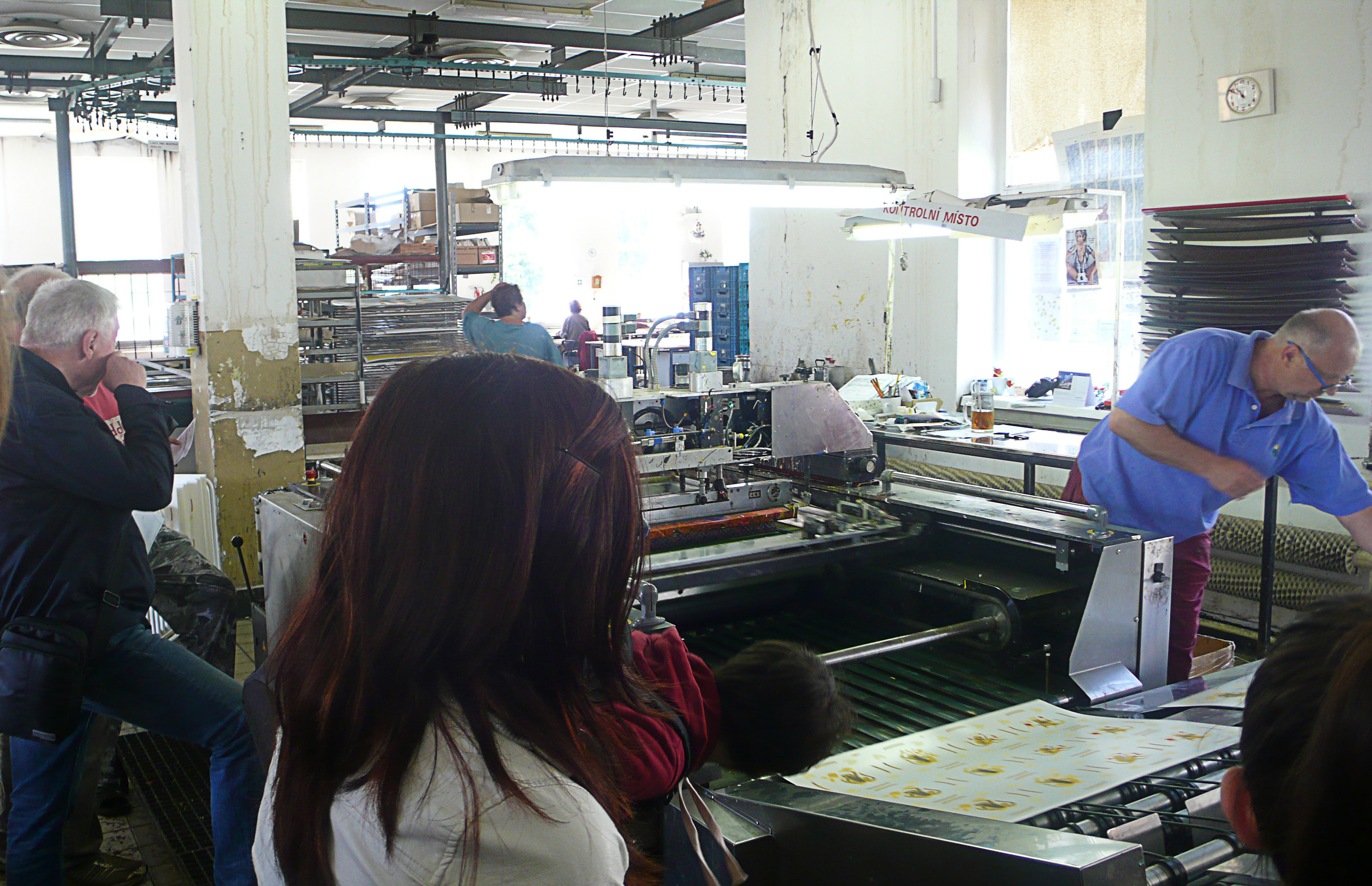 Studenti P2 na exkurzi v sítotiskové tiskárně Hradištko v rámci výuky technologie tisku.
